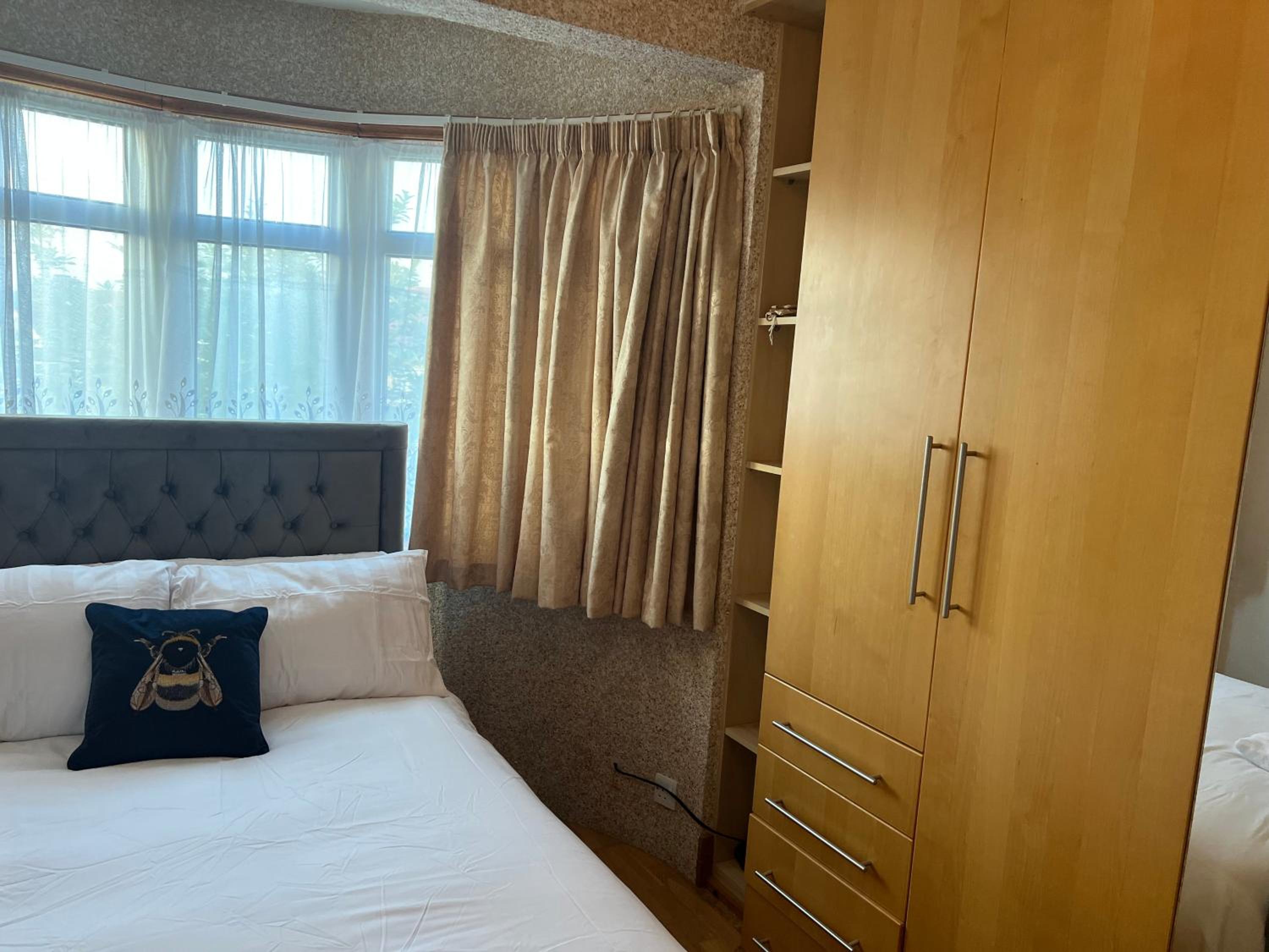TJ Homes - One double bed room with garden view - Next to tube station view 5