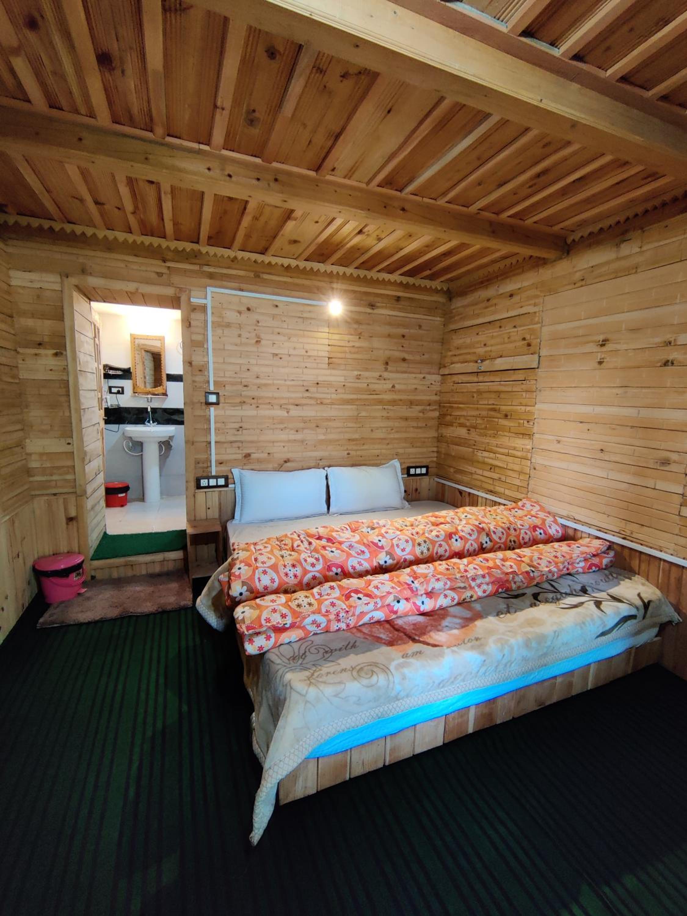 Rustic wood house - A village home stay in Jibhi Valley