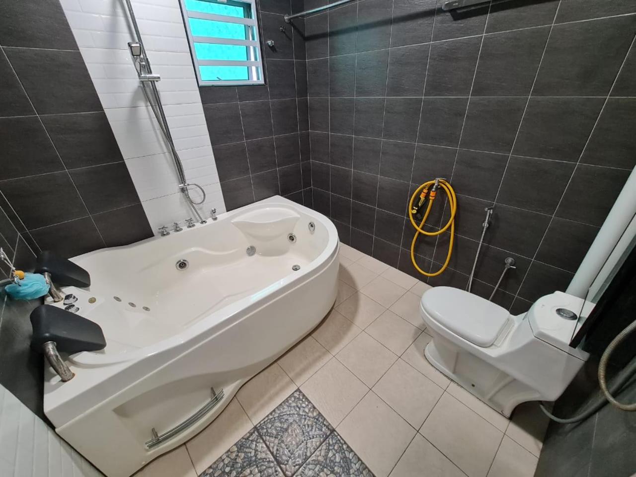 HOMESTAY EPOH MANJOI WITH PRIVATE POOL AND JACUZZI photo 3