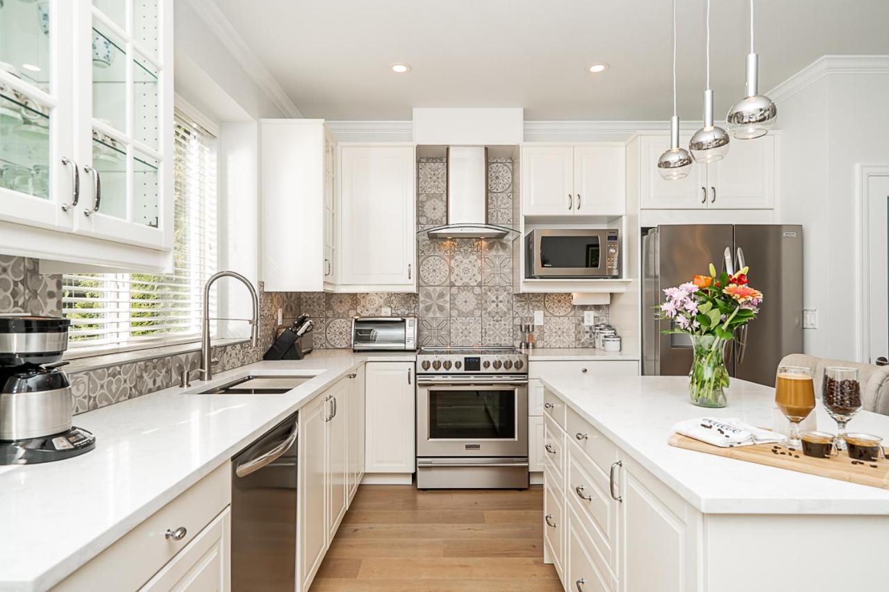 Comfortable and Modern Rowhouse Perfect for BC Escapade, air conditioned