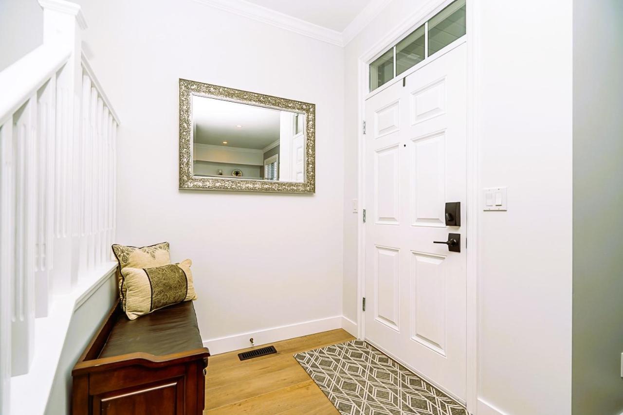 Comfortable and Modern Rowhouse Perfect for BC Escapade, air conditioned