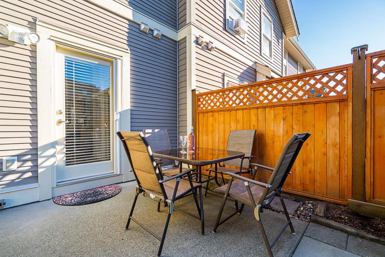 Comfortable and Modern Rowhouse Perfect for BC Escapade, air conditioned