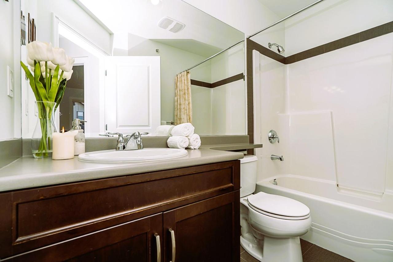 Comfortable and Modern Rowhouse Perfect for BC Escapade, air conditioned