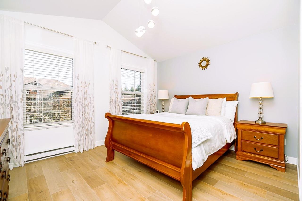 Comfortable and Modern Rowhouse Perfect for BC Escapade, air conditioned