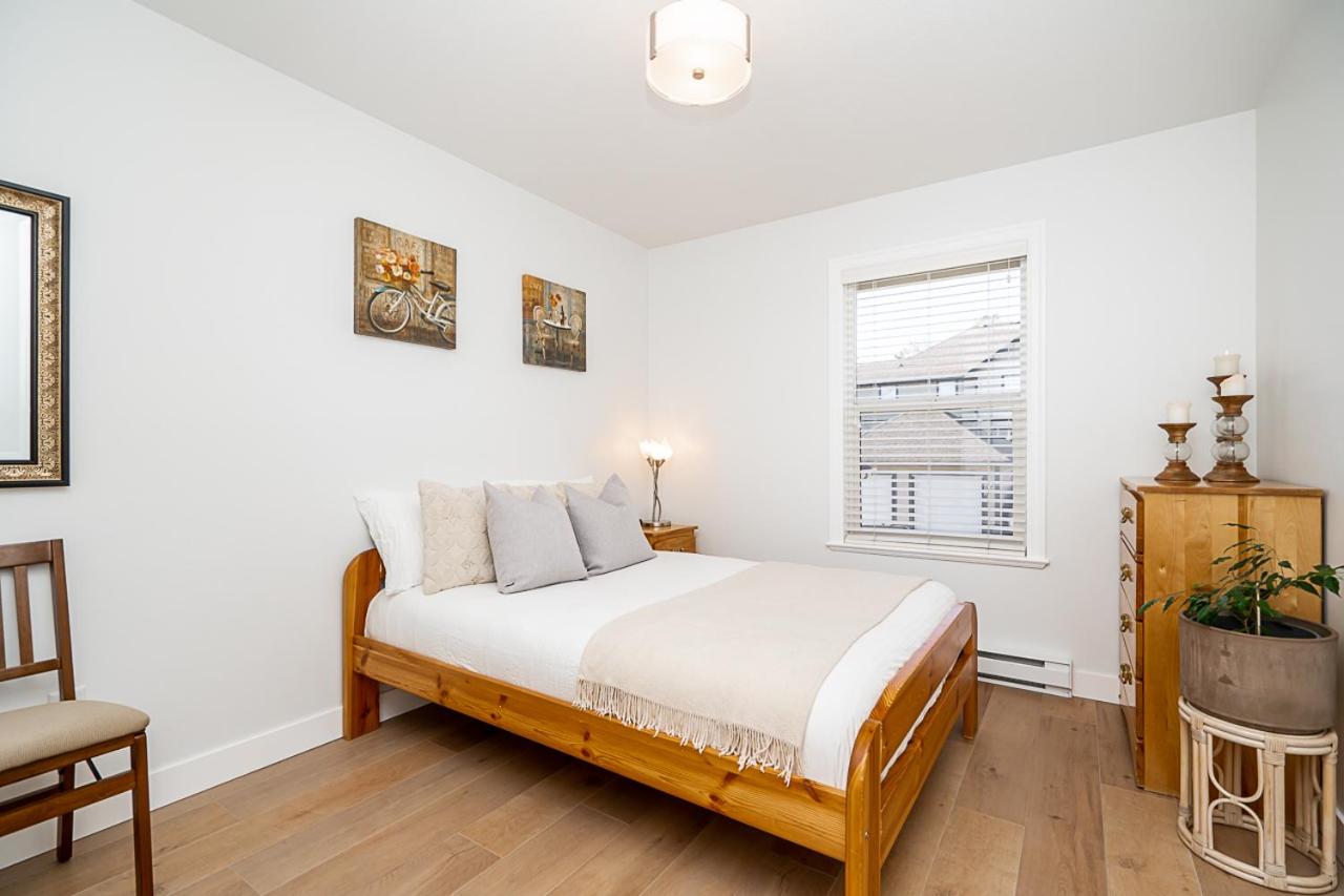 Comfortable and Modern Rowhouse Perfect for BC Escapade, air conditioned