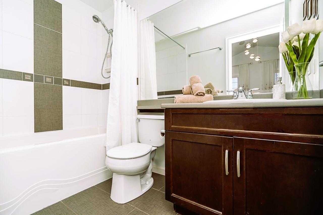 Comfortable and Modern Rowhouse Perfect for BC Escapade, air conditioned