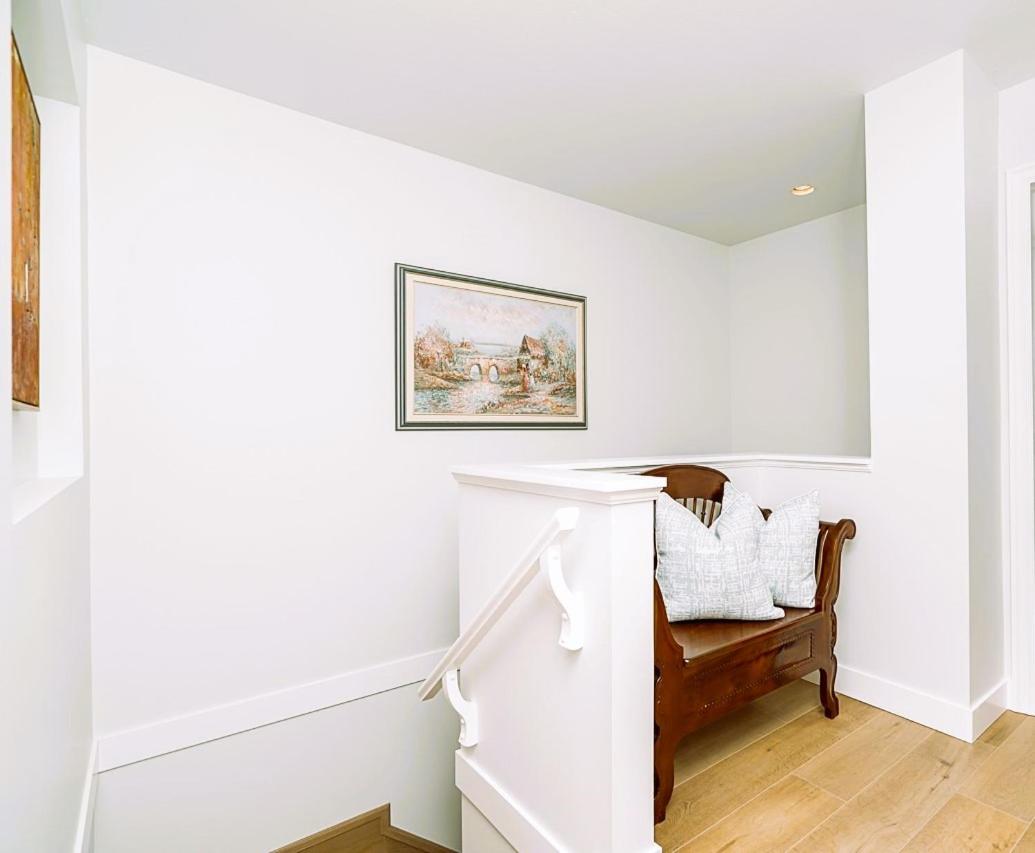 Comfortable and Modern Rowhouse Perfect for BC Escapade, air conditioned