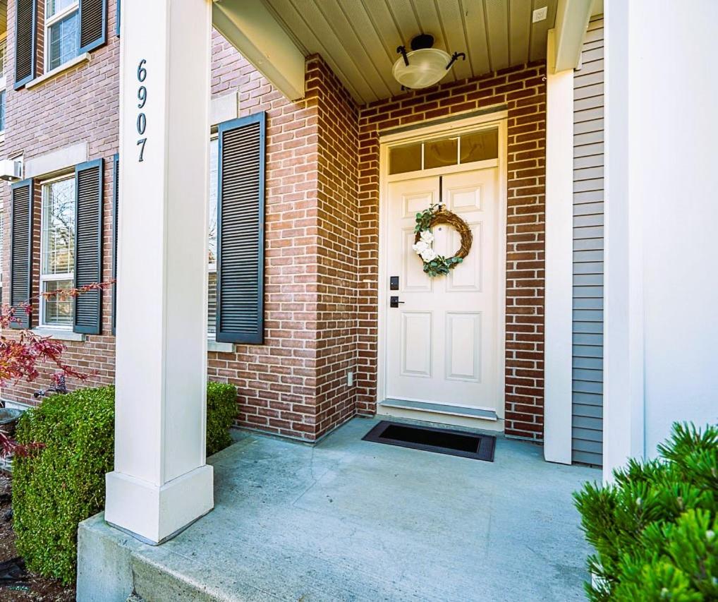 Comfortable and Modern Rowhouse Perfect for BC Escapade, air conditioned