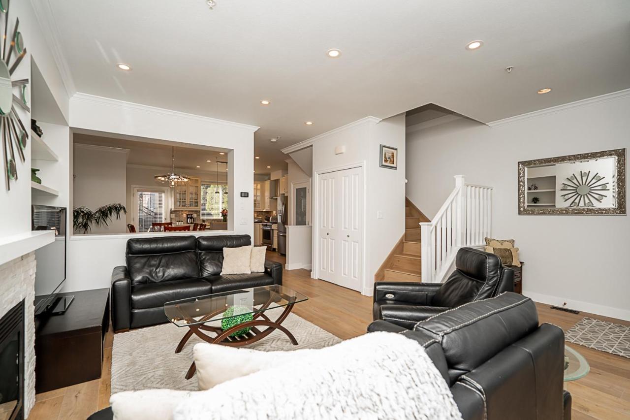 Comfortable and Modern Rowhouse Perfect for BC Escapade, air conditioned