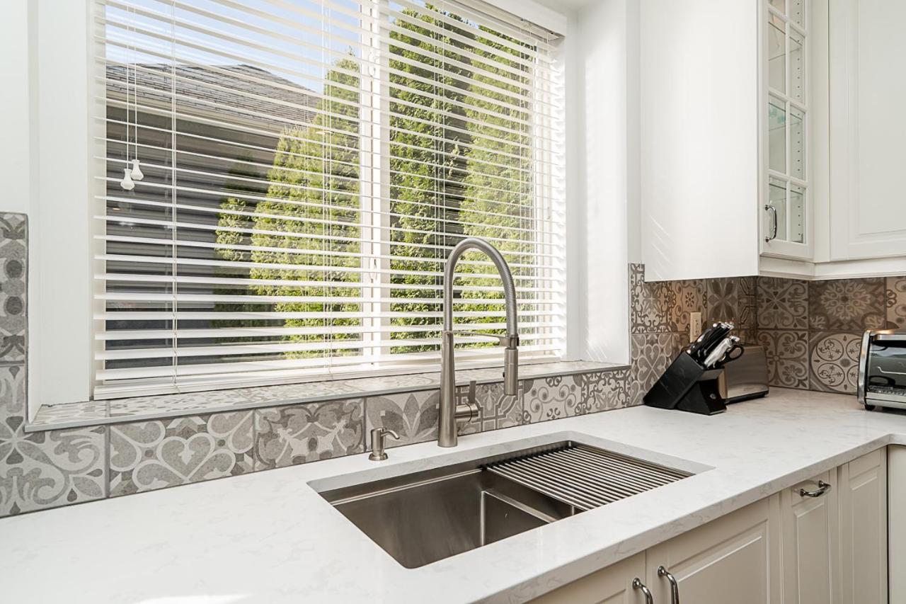 Comfortable and Modern Rowhouse Perfect for BC Escapade, air conditioned