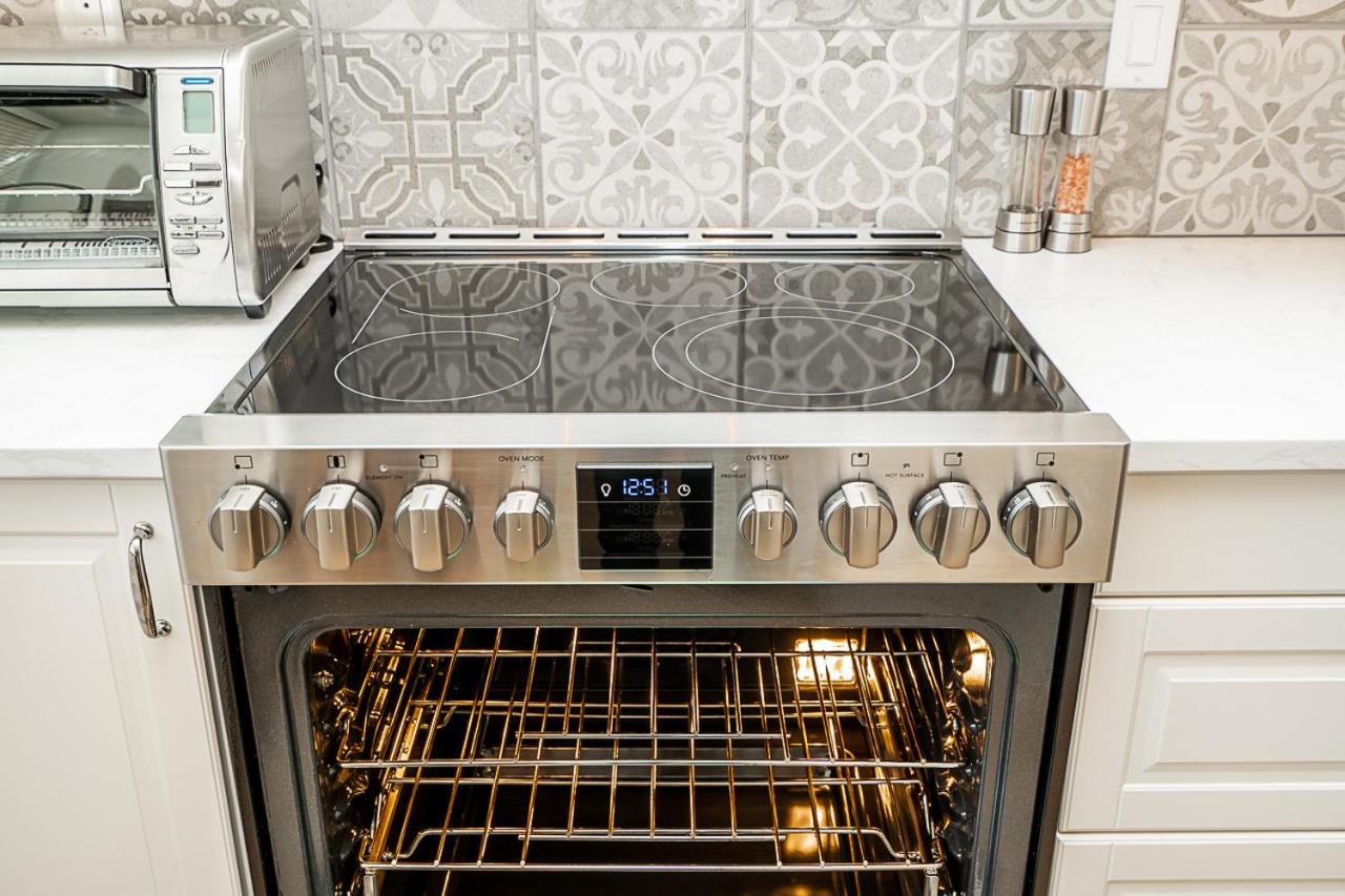 Comfortable and Modern Rowhouse Perfect for BC Escapade, air conditioned