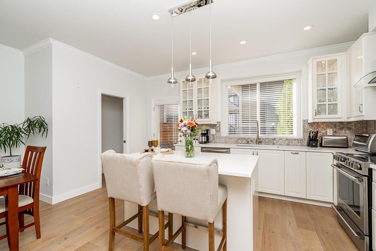 Comfortable and Modern Rowhouse Perfect for BC Escapade, air conditioned