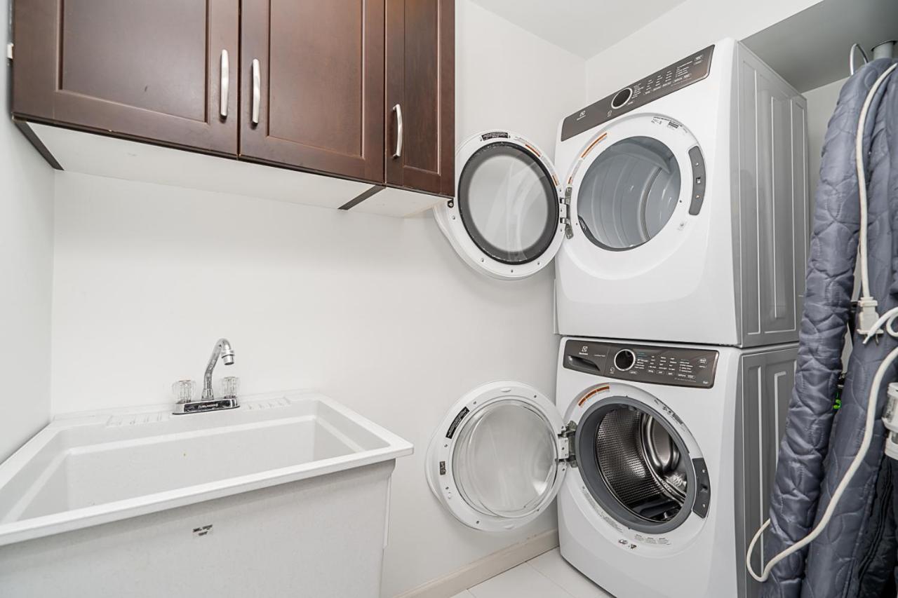 Comfortable and Modern Rowhouse Perfect for BC Escapade, air conditioned