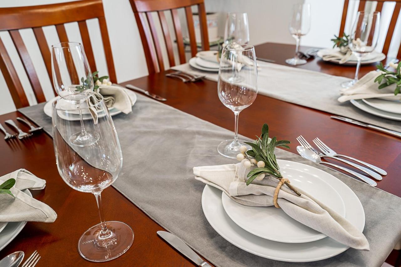 Comfortable and Modern Rowhouse Perfect for BC Escapade, air conditioned
