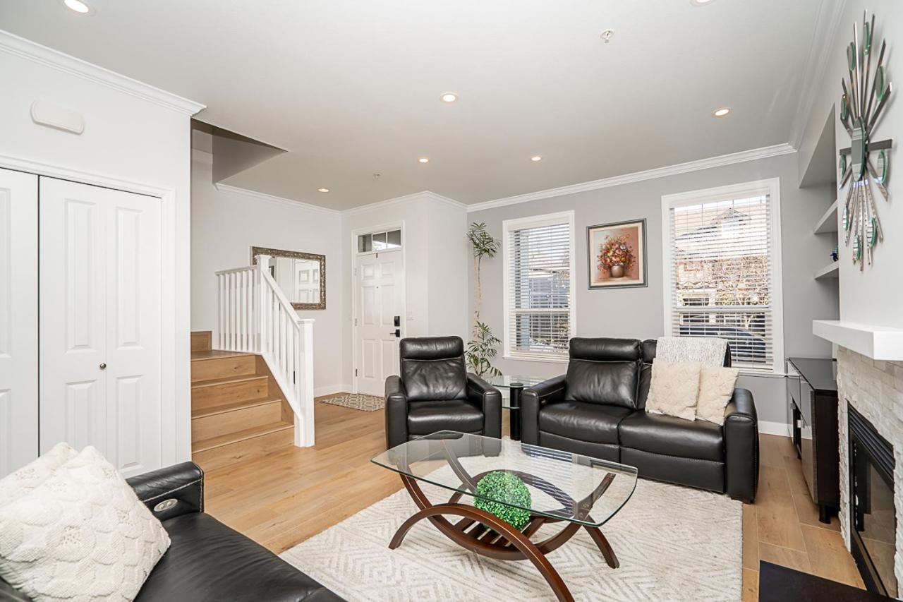 Comfortable and Modern Rowhouse Perfect for BC Escapade, air conditioned