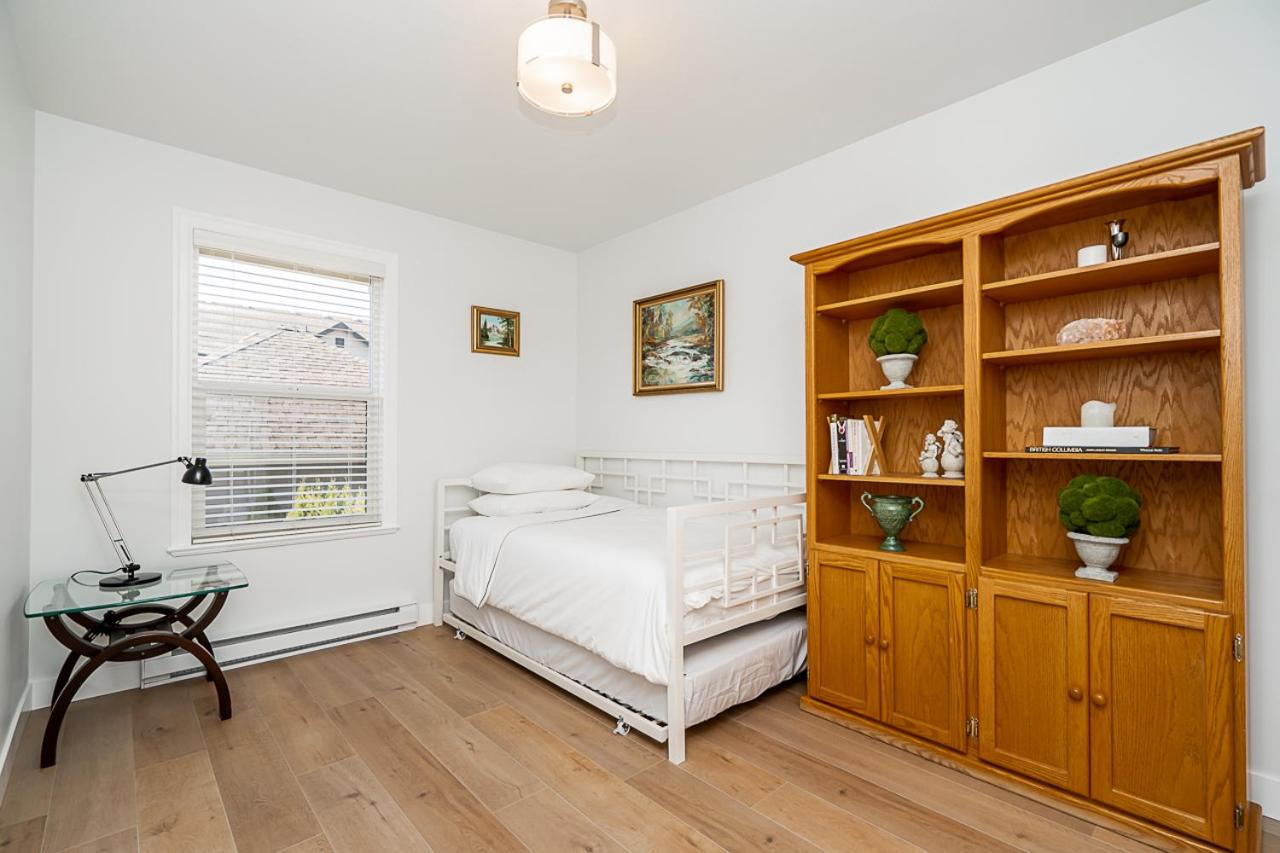 Comfortable and Modern Rowhouse Perfect for BC Escapade, air conditioned