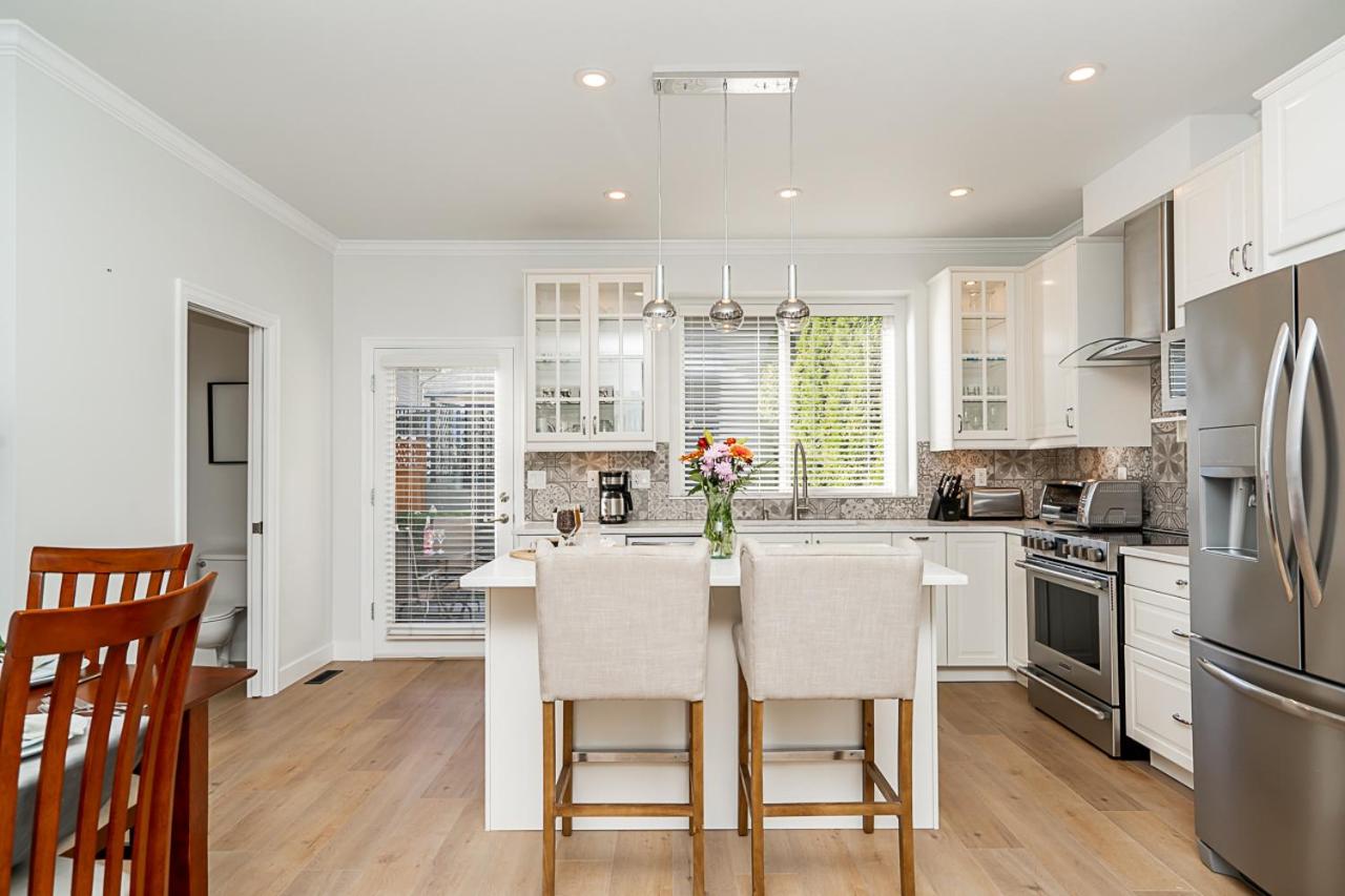 Comfortable and Modern Rowhouse Perfect for BC Escapade, air conditioned