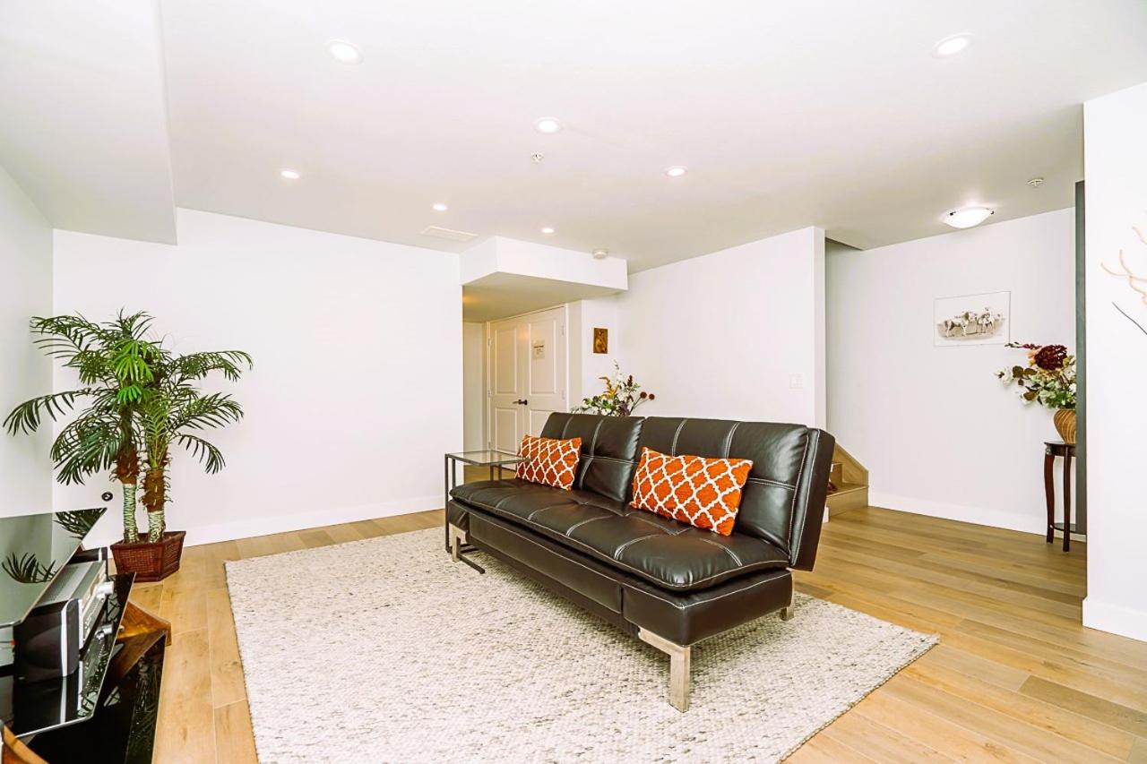 Comfortable and Modern Rowhouse Perfect for BC Escapade, air conditioned