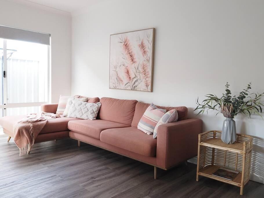 New Home~close to Airport & Swan Valley inc B/fast 1st Morning~