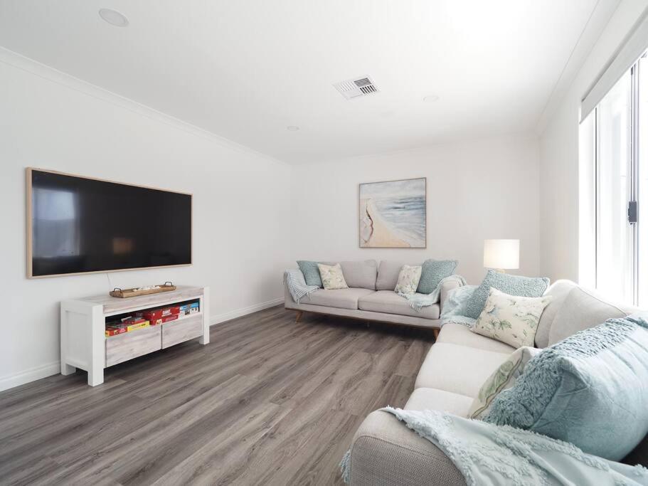 New Home~close to Airport & Swan Valley inc B/fast 1st Morning~
