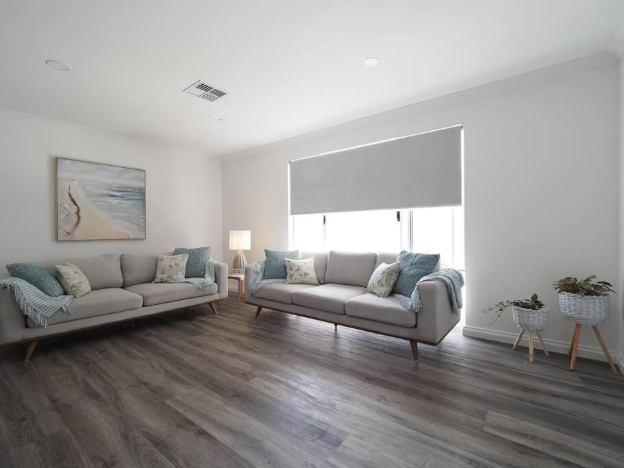 New Home~close to Airport & Swan Valley inc B/fast 1st Morning~