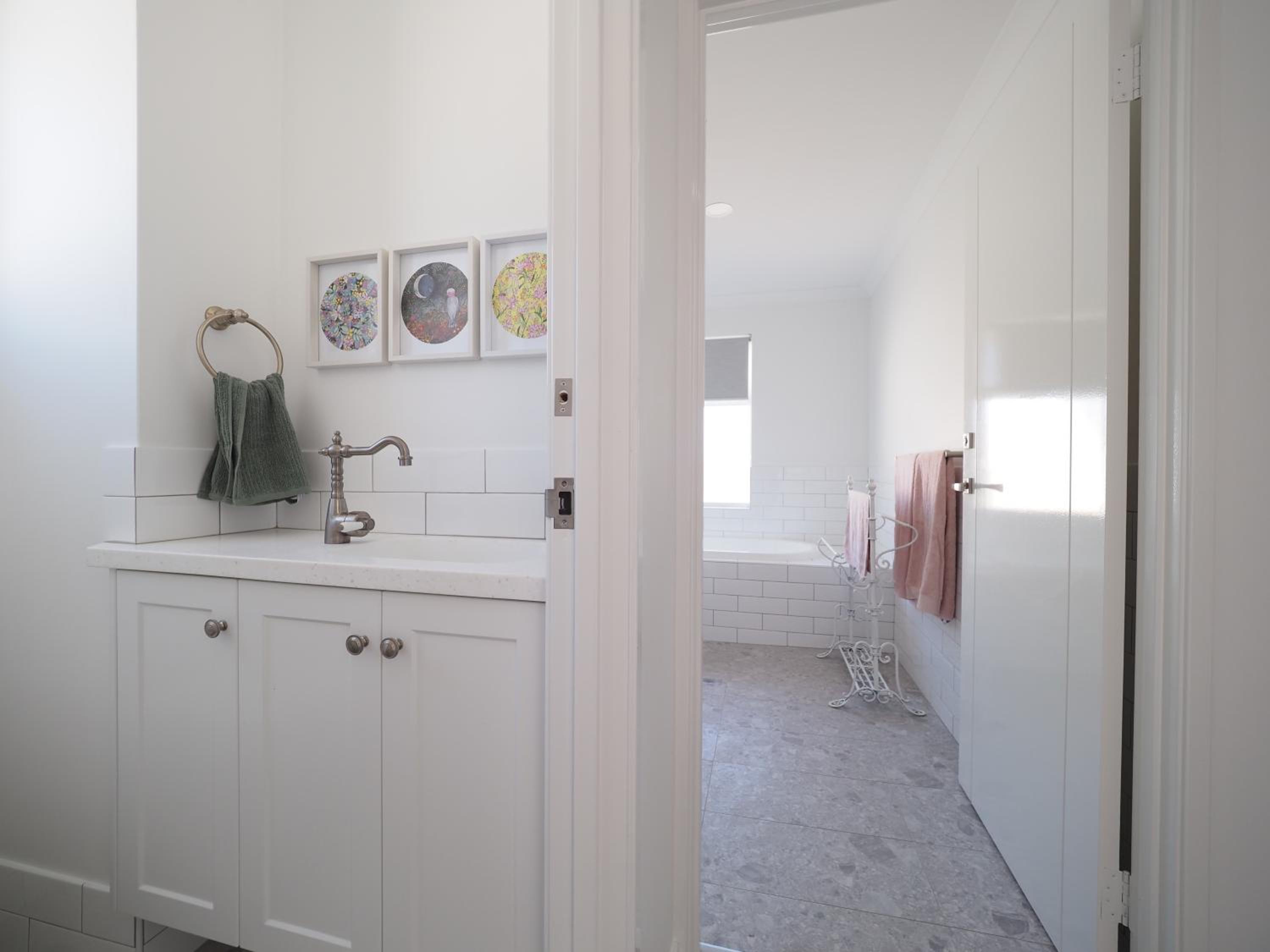 New Home~close to Airport & Swan Valley inc B/fast 1st Morning~