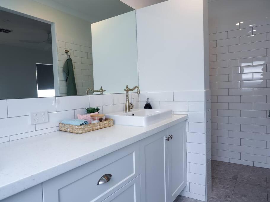 New Home~close to Airport & Swan Valley inc B/fast 1st Morning~