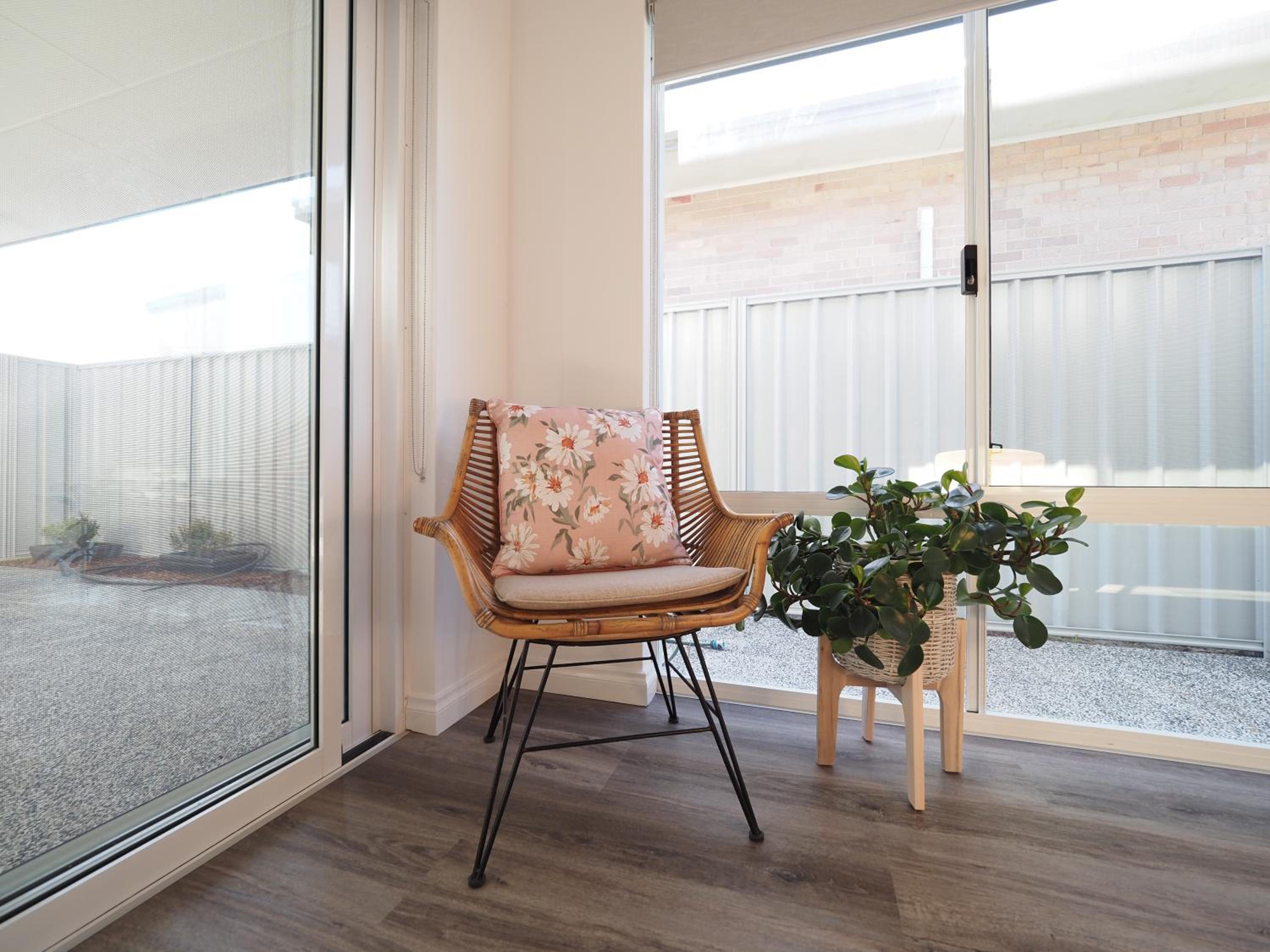 New Home~close to Airport & Swan Valley inc B/fast 1st Morning~