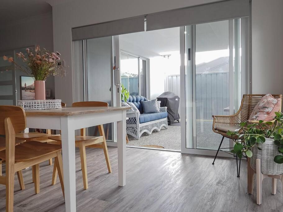 New Home~close to Airport & Swan Valley inc B/fast 1st Morning~