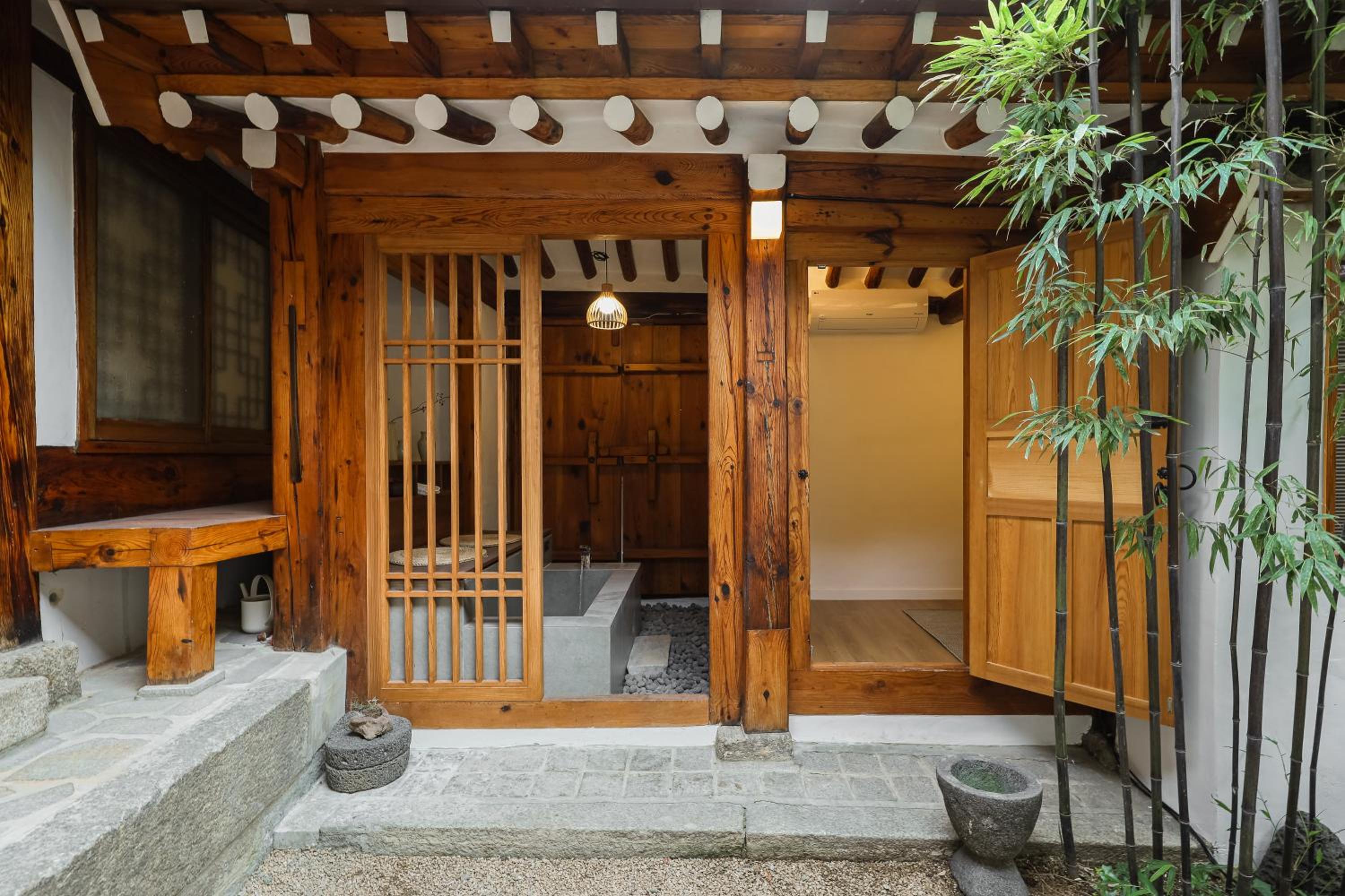 Luxury Hanok Stay Onyou view 3