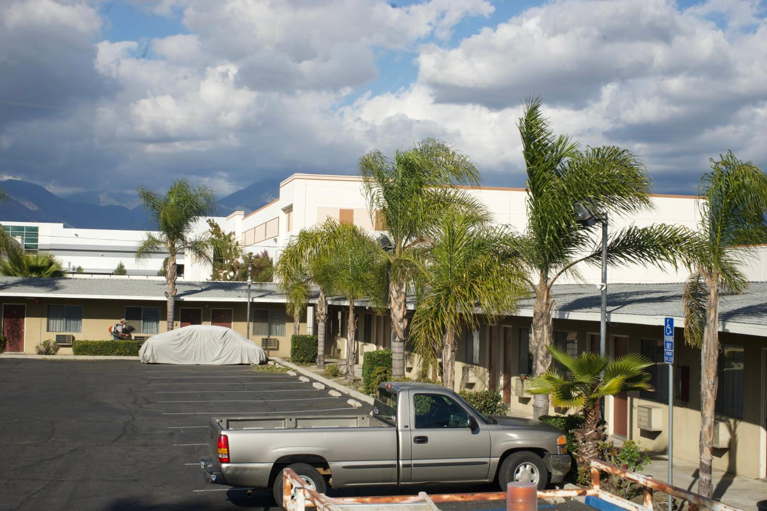 Sands Motel by Ontario Airport & Toyota Arena view 3