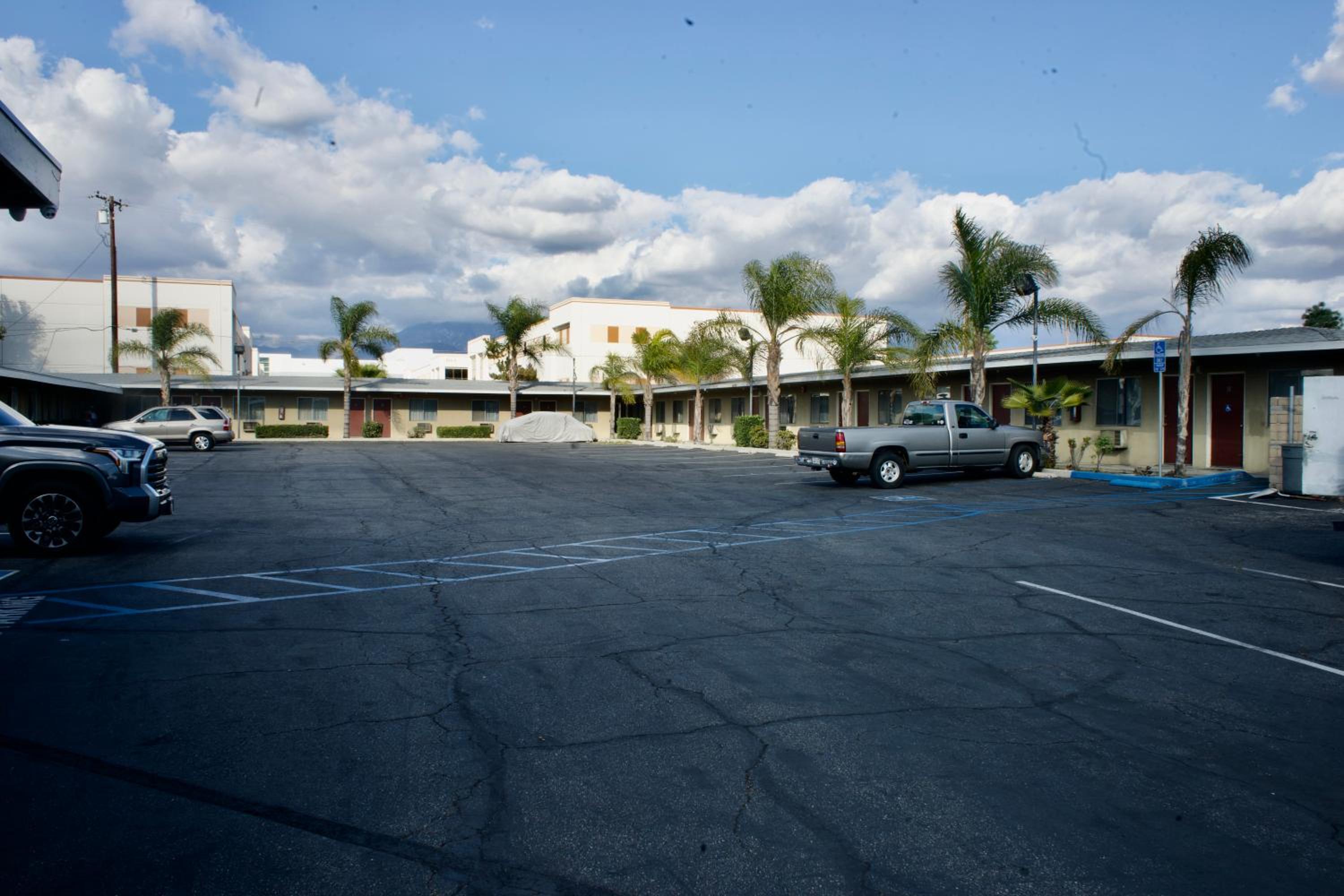 Sands Motel by Ontario Airport & Toyota Arena view 4