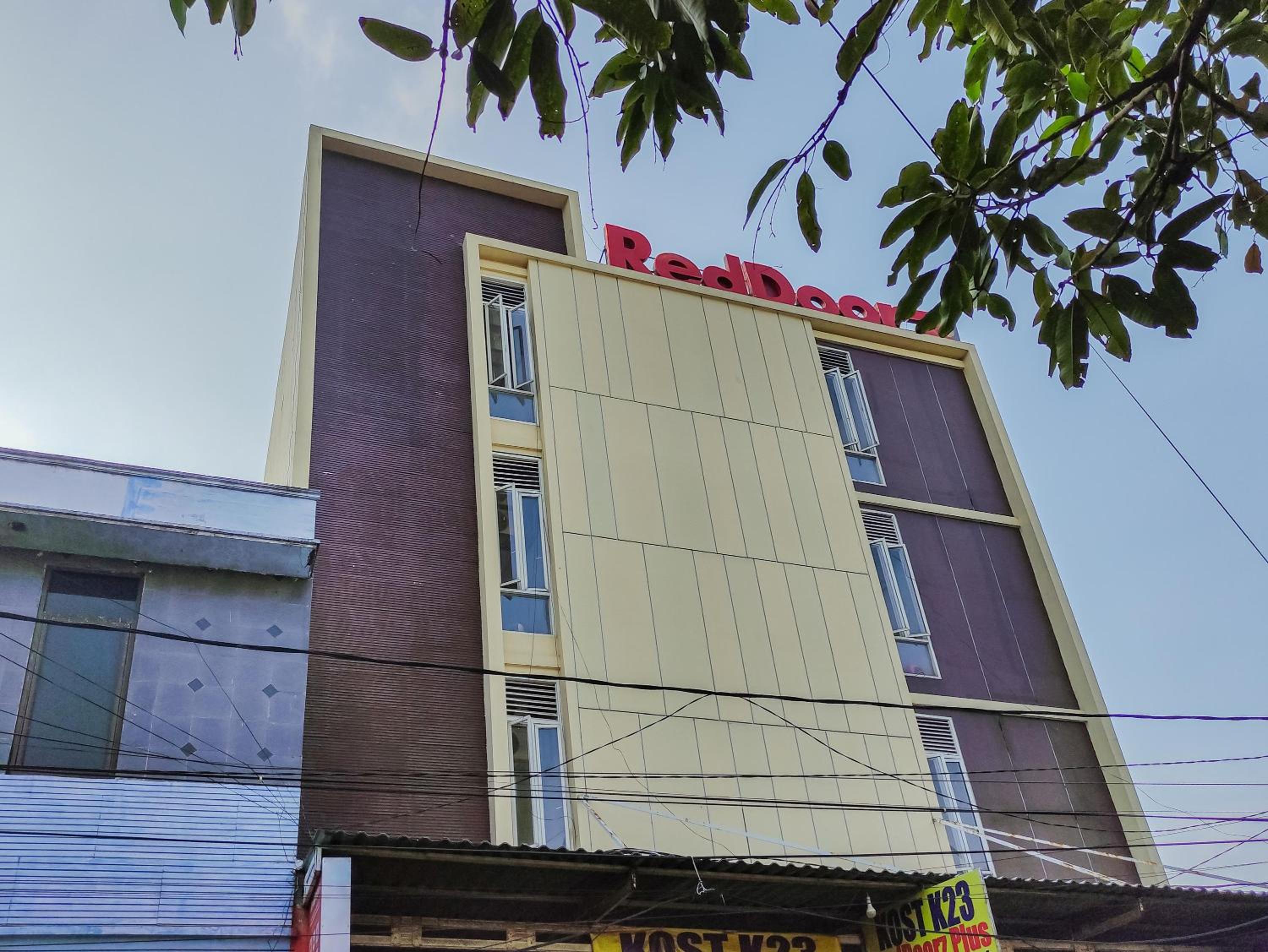 RedDoorz at K23 Rungkut Madya