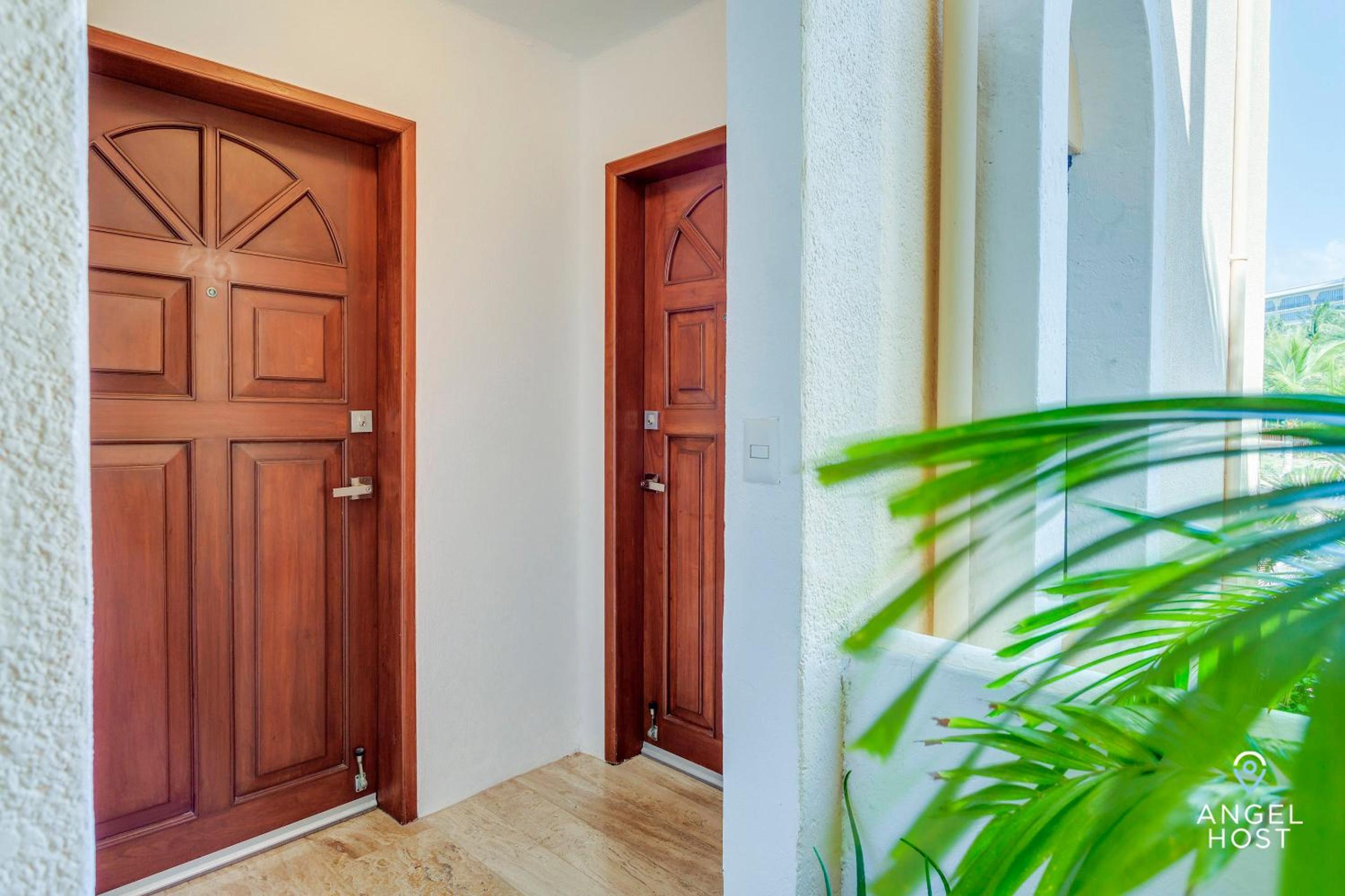 Private Villa Complex with Pool in Zona Hotelera