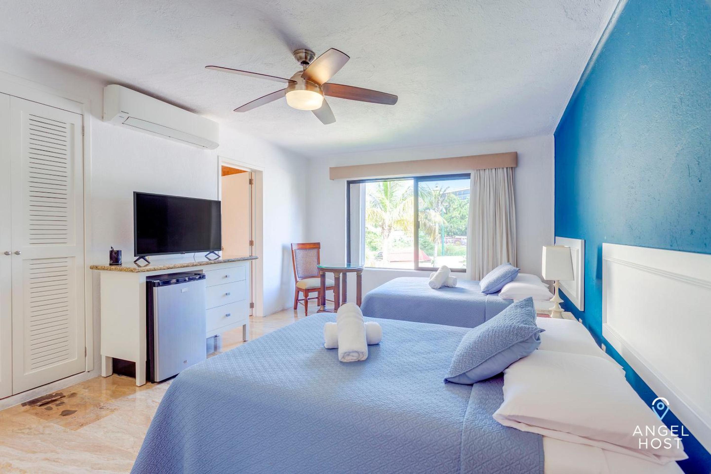 Private Villa Complex with Pool in Zona Hotelera
