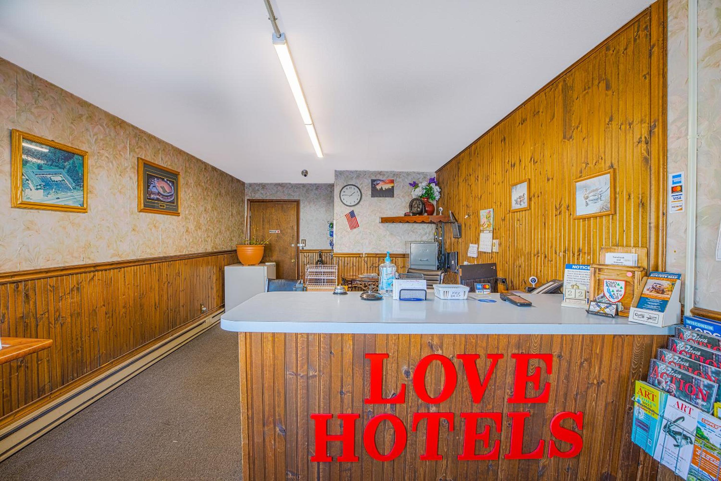 Love Hotels Tomahawk by OYO at Lake Mohawksin WI view 3