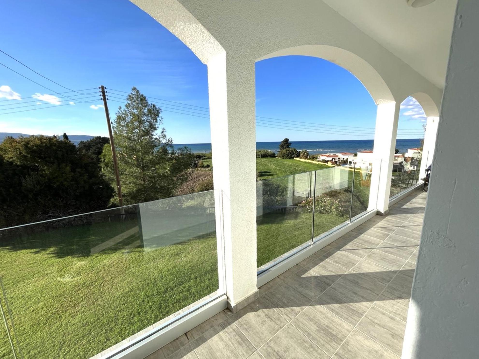 White House studio with sea view and parking