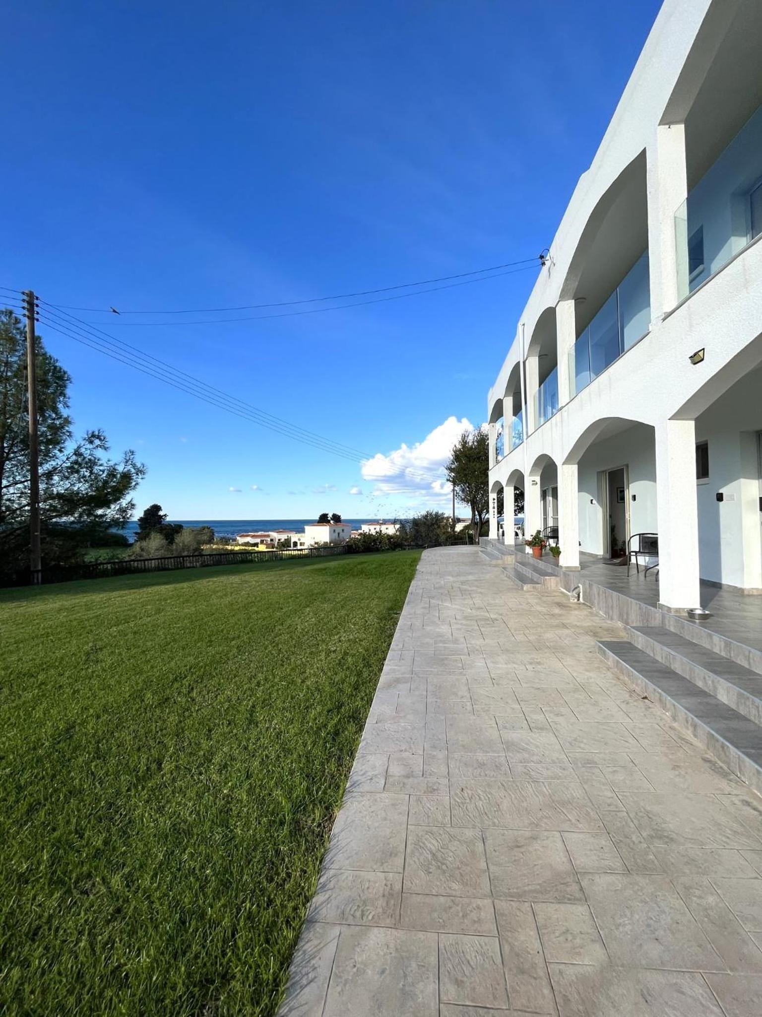 White House studio with sea view and parking