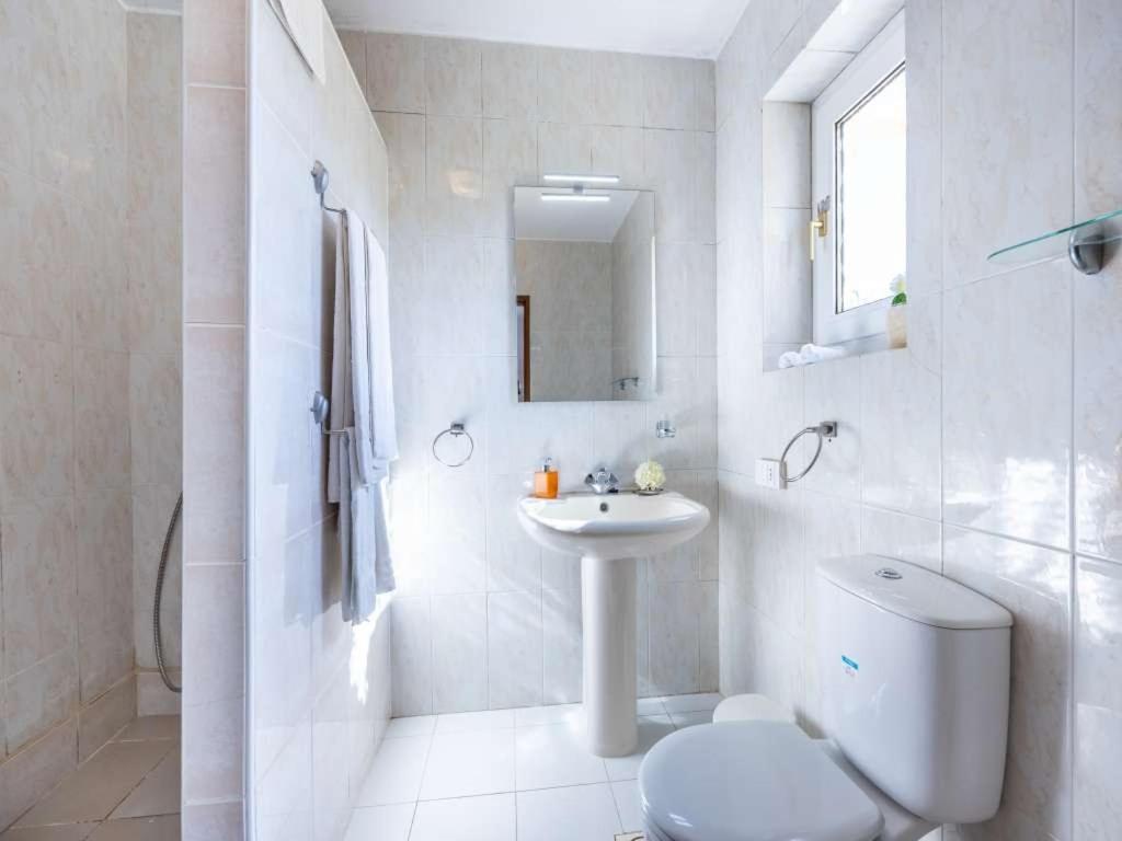 Carvoeiro Vacations - Grand Carvoeiro Villa 5 Bedrooms Villa Elise Ping Pong Table Great Pool Area - Property Image 7