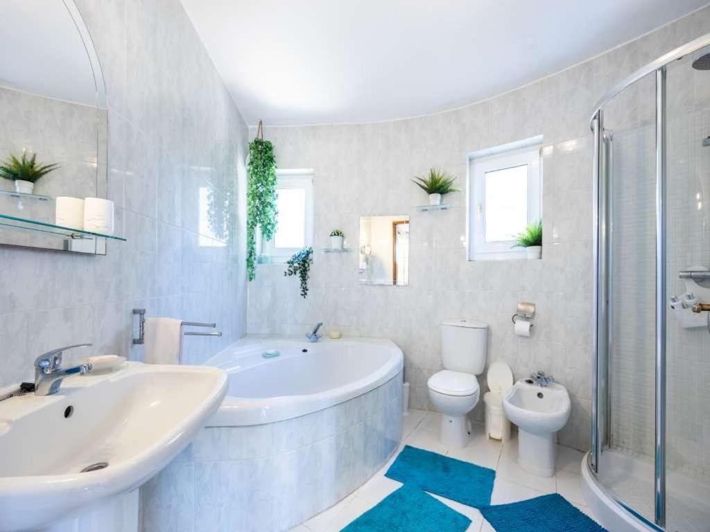 Carvoeiro Vacations - Grand Carvoeiro Villa 5 Bedrooms Villa Elise Ping Pong Table Great Pool Area - Property Image 1