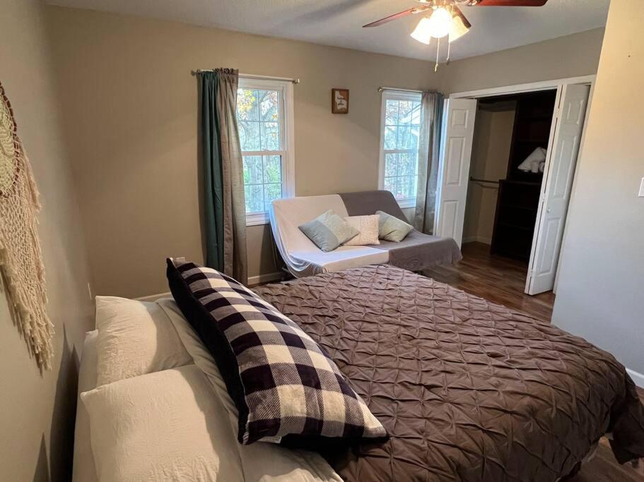 The Red Door 2-bedroom townhouse near VT & RU view 5