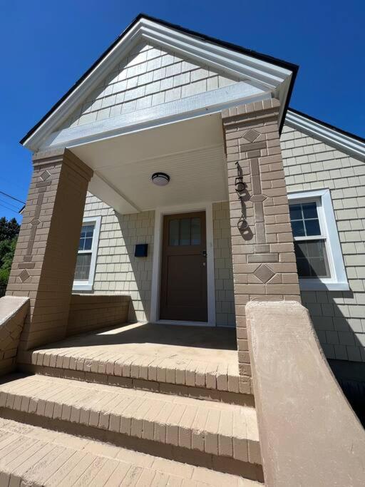 Hotel Freshly renovated home in a vintage neighborhood - Image 1