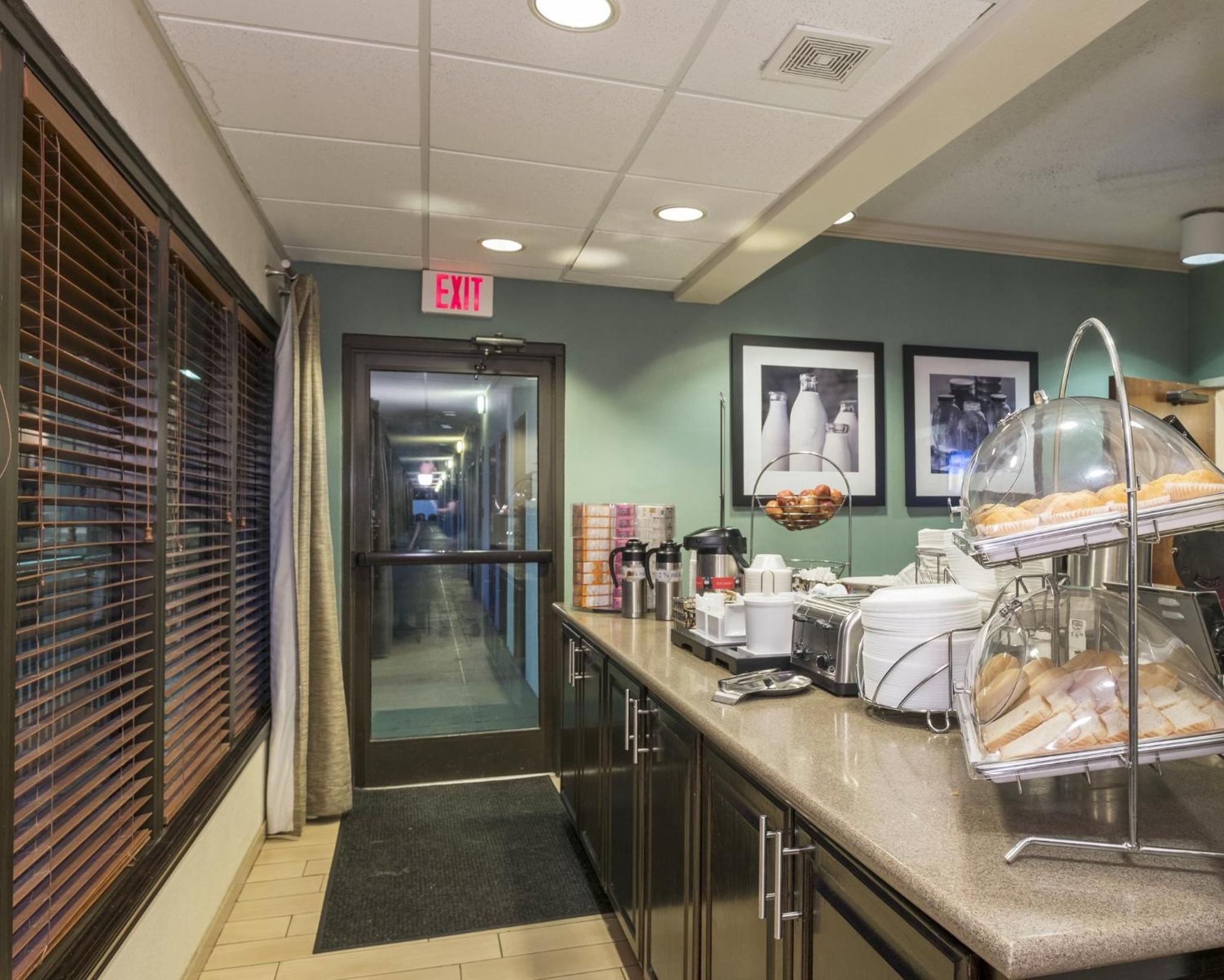 Tupelo Vacations - Red Roof Inn Tupelo - Property Image 35