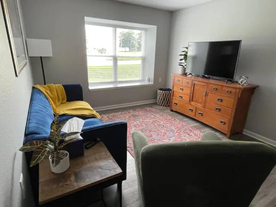 The Bernice - 2 Bedroom Apt in Quilt Town, USA view 2
