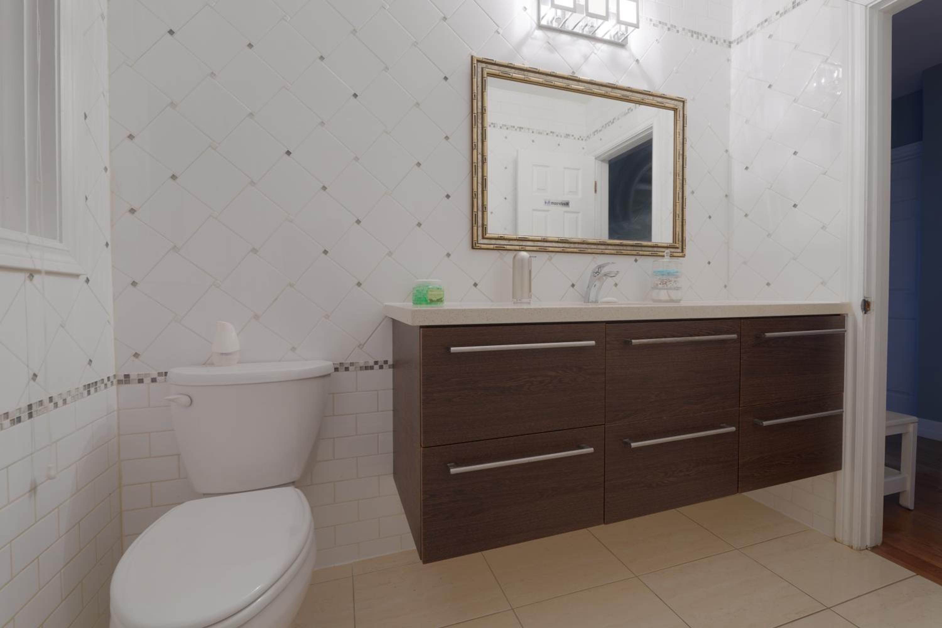 Master Accord With Bath & Steps to Subway