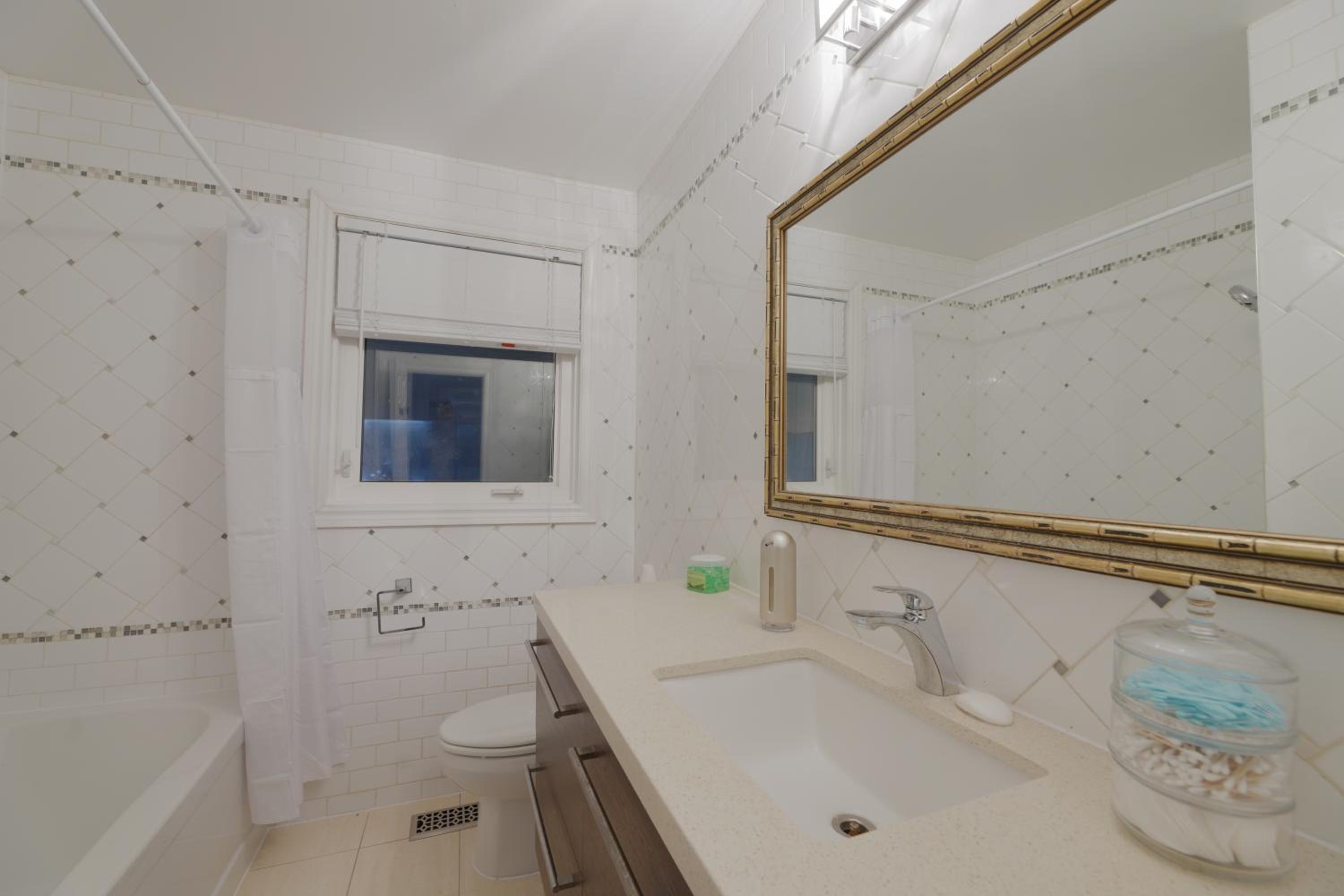 Master Accord With Bath & Steps to Subway