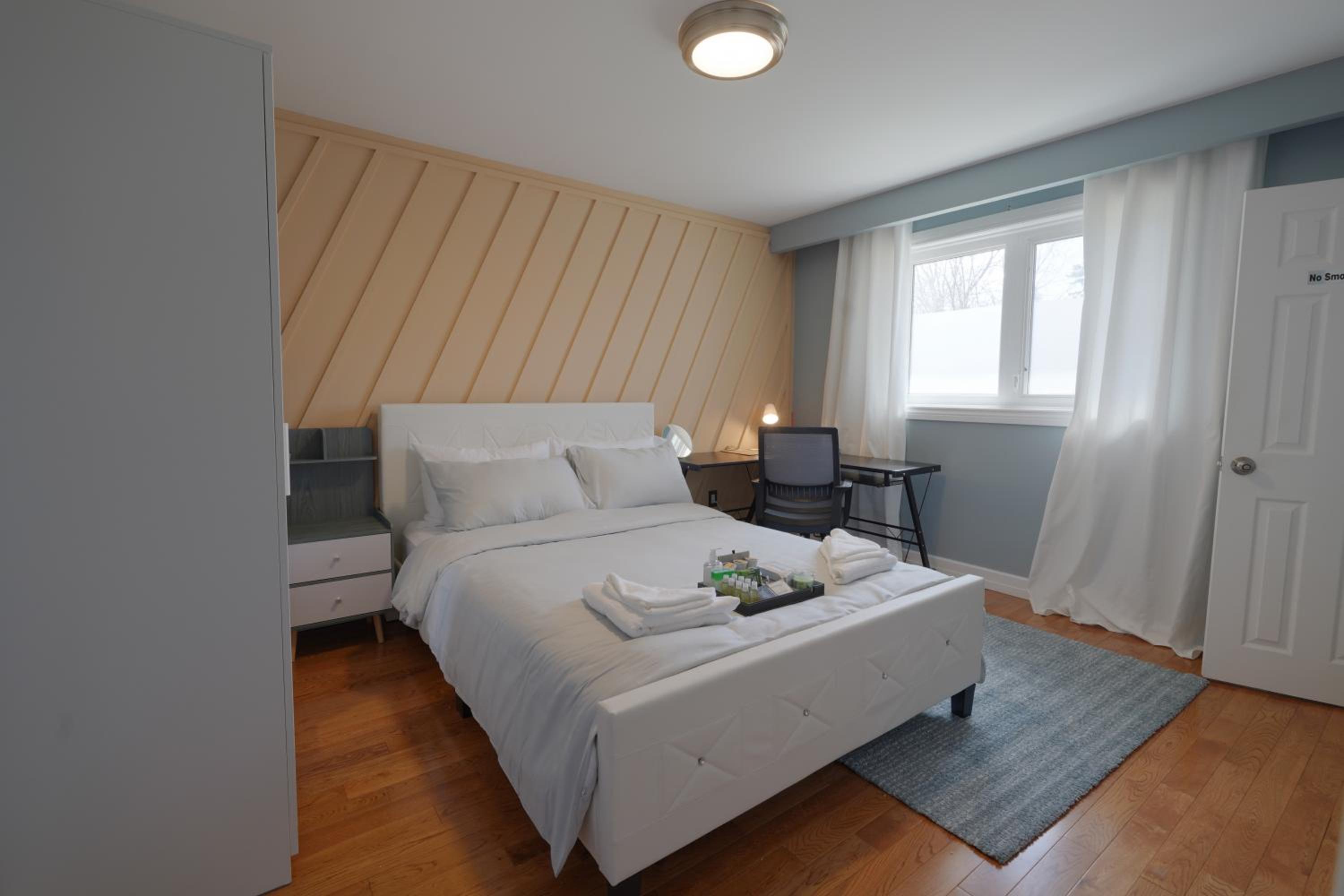 Master Accord With Bath & Steps to Subway