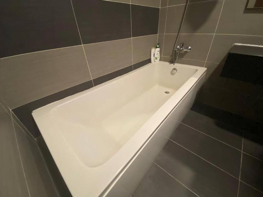 KSL City Mall Bathtub 1-4pax Netflix JB City