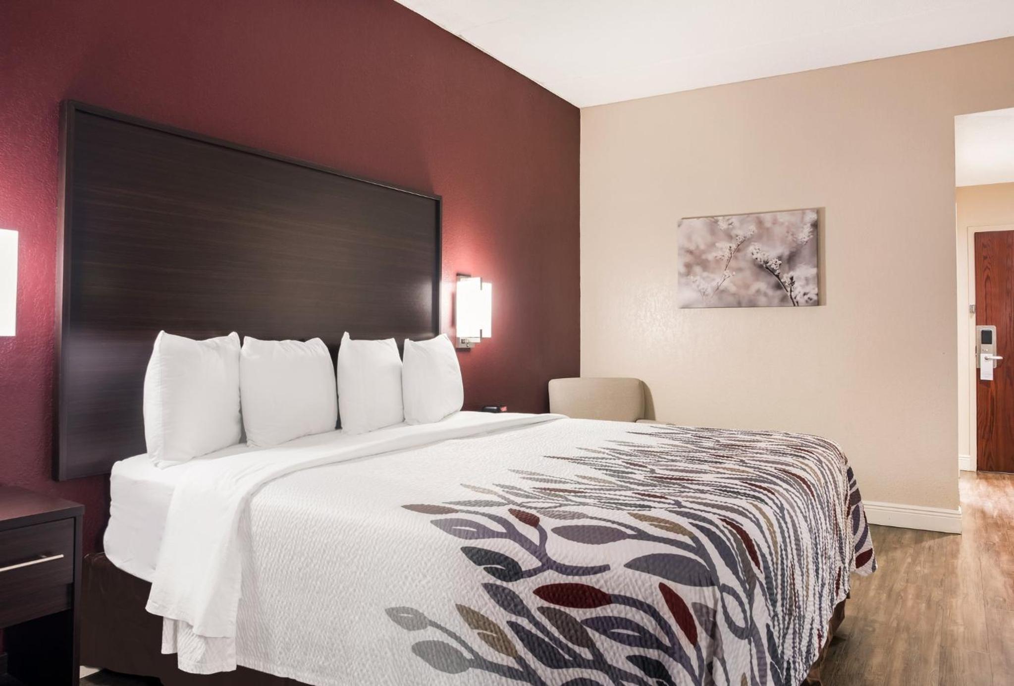 Tupelo Vacations - Red Roof Inn Tupelo - Property Image 1