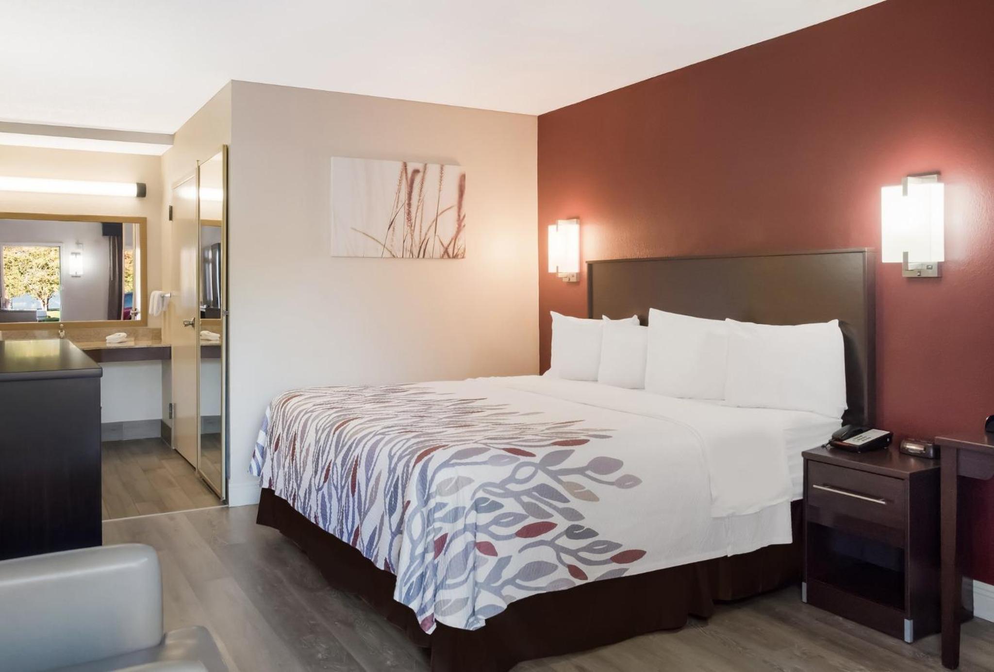 Tupelo Vacations - Red Roof Inn Tupelo - Property Image 43